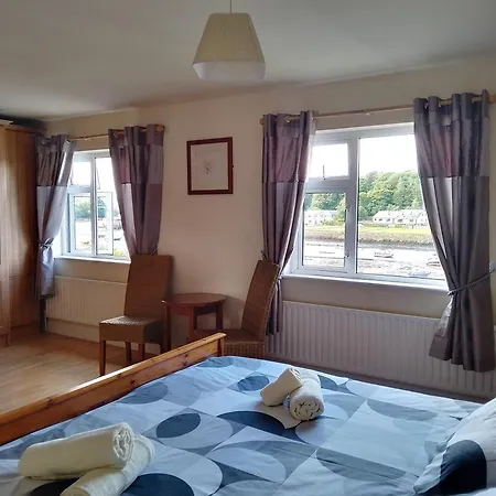 Moorings Greenway Guest house *