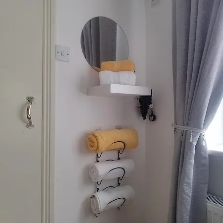 Moorings Greenway Guest house *